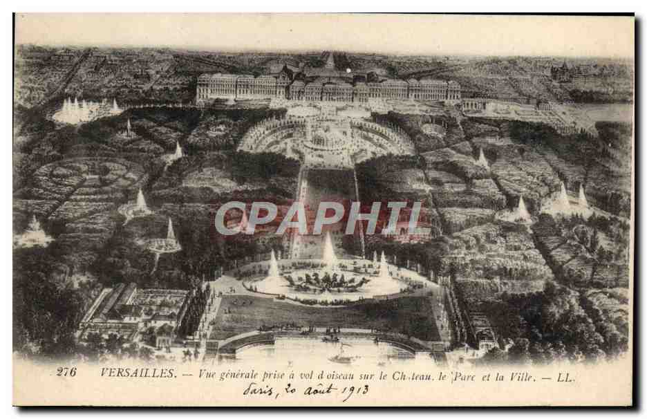 CPA Versailles Vue Generale prise a vol d'oiseau sur le Chateau le parc et la ville