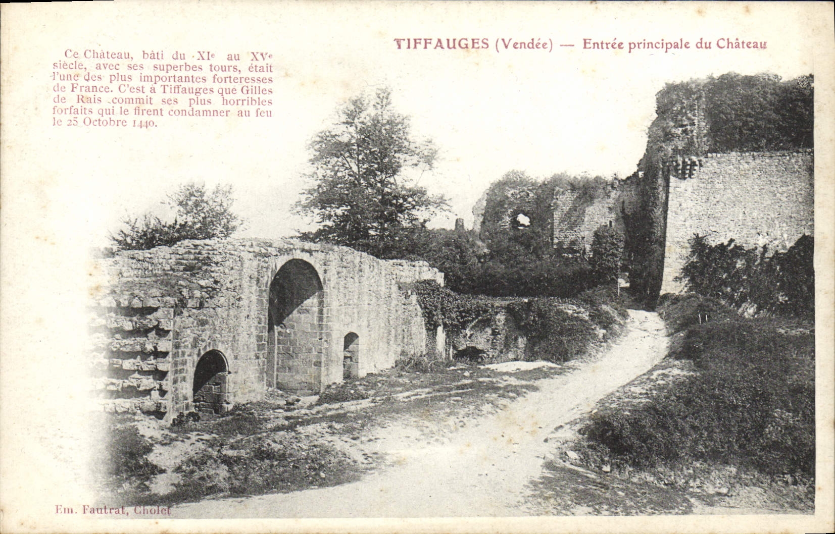 CPA Tiffauges Entree Principale du Chateau Barbe Bleue
