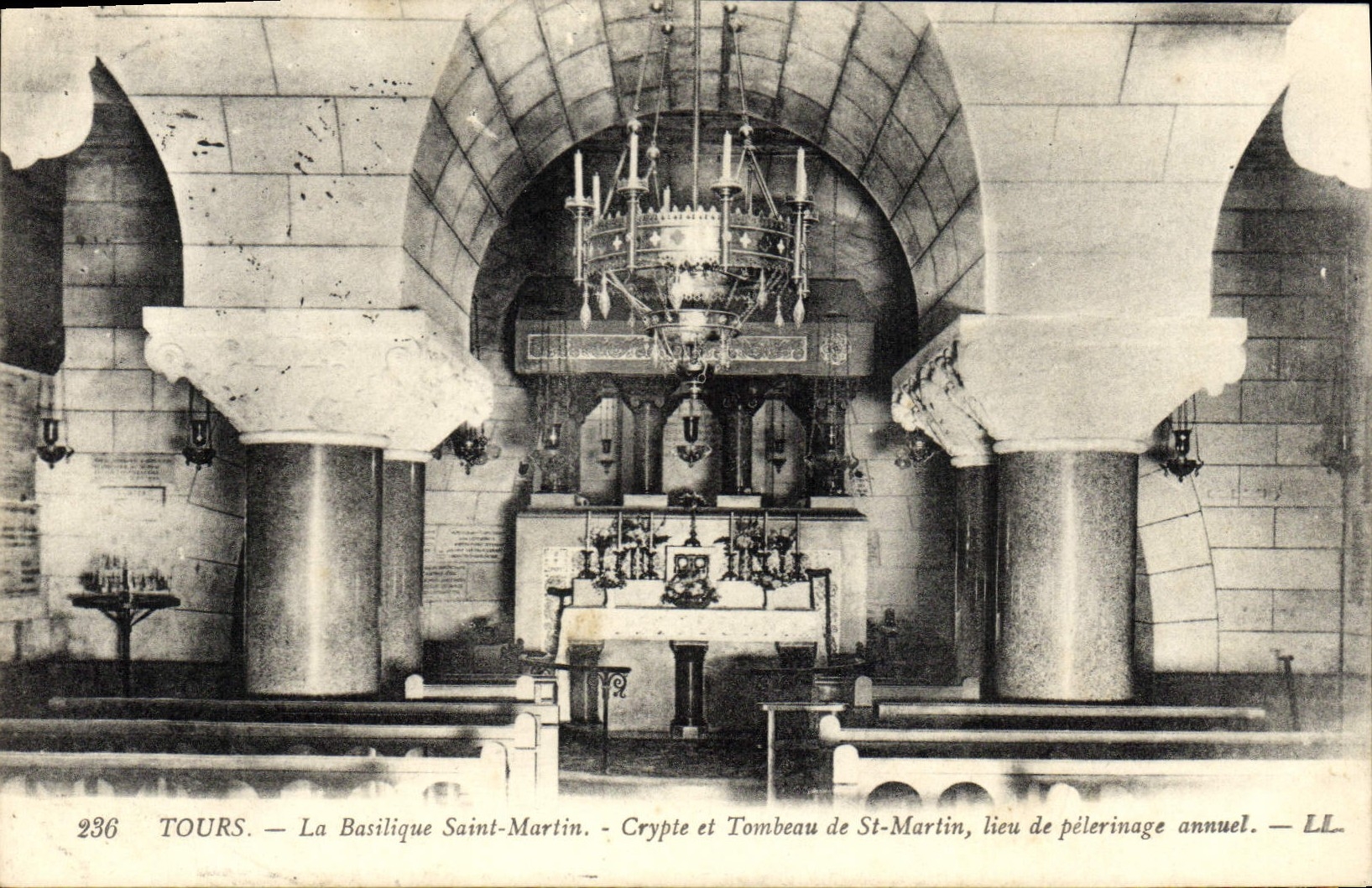 CPA Tours La Basilique Saint Martin Crypte et Tombeau de Saint Martin lieu de pelerinage