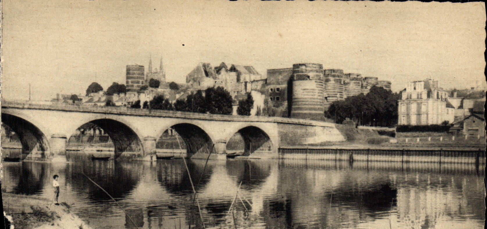 Angers (Maine-et-Loire) — Die Brücke der Basse-Chaise über die Maine zum Schloss — M. Chrétien et Fils, Angers