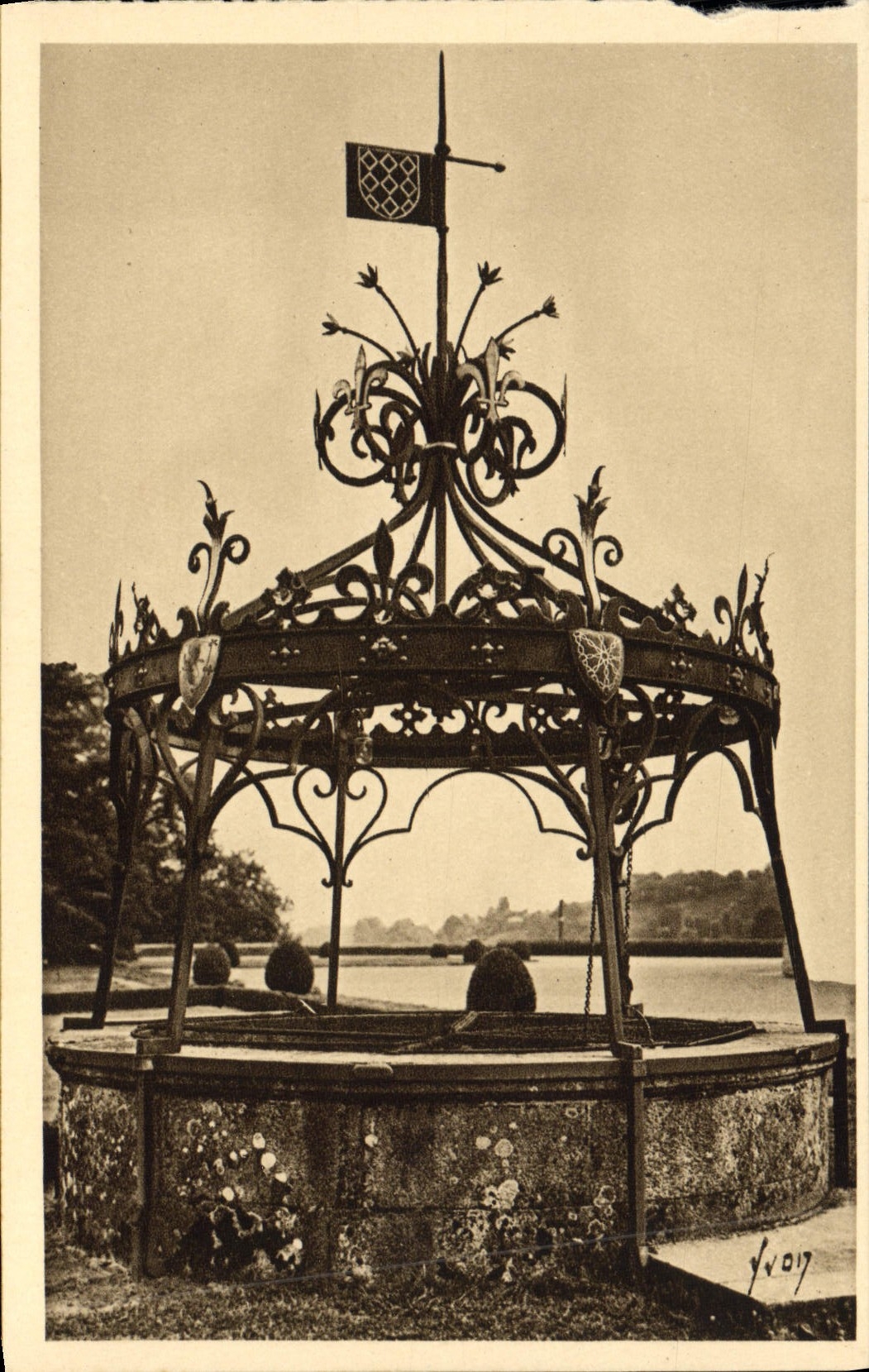Josselin (Morbihan) — Cour d'honneur du Château — Puits ancien avec armature de fer forgé — Éditions d'Art Yvov, n° YV07