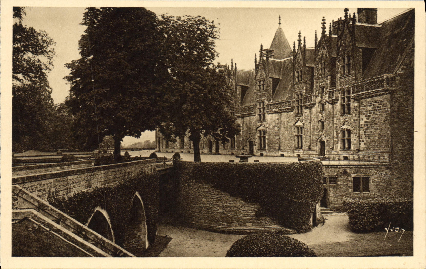 Josselin (Morbihan) — Soubassements de l'Ancien Pont-Levis — Les Éditions d'Art Yvart, Paris