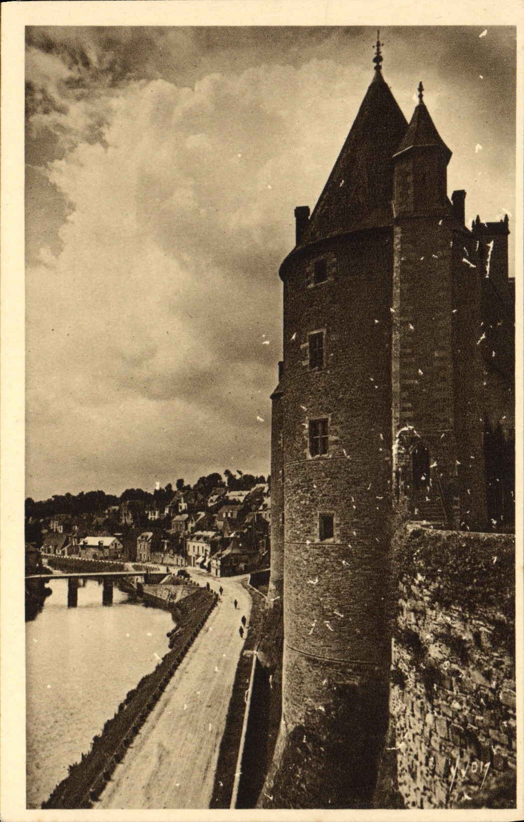 Josselin (Morbihan) — La Fièvre silhouette du Château dans un site pittoresque au bord de l'Oust — Les Éditions d'Art YVON, Paris