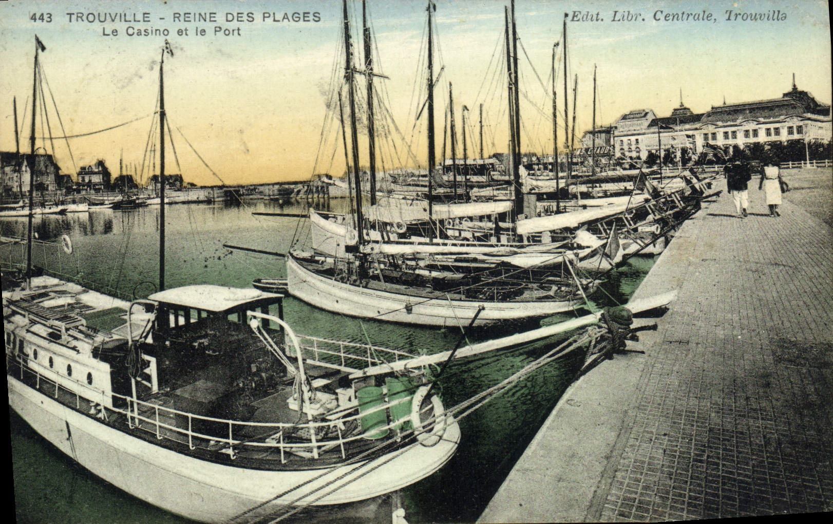 CPA Trouville Reine Des Plages Le Casino et le Port Bateaux