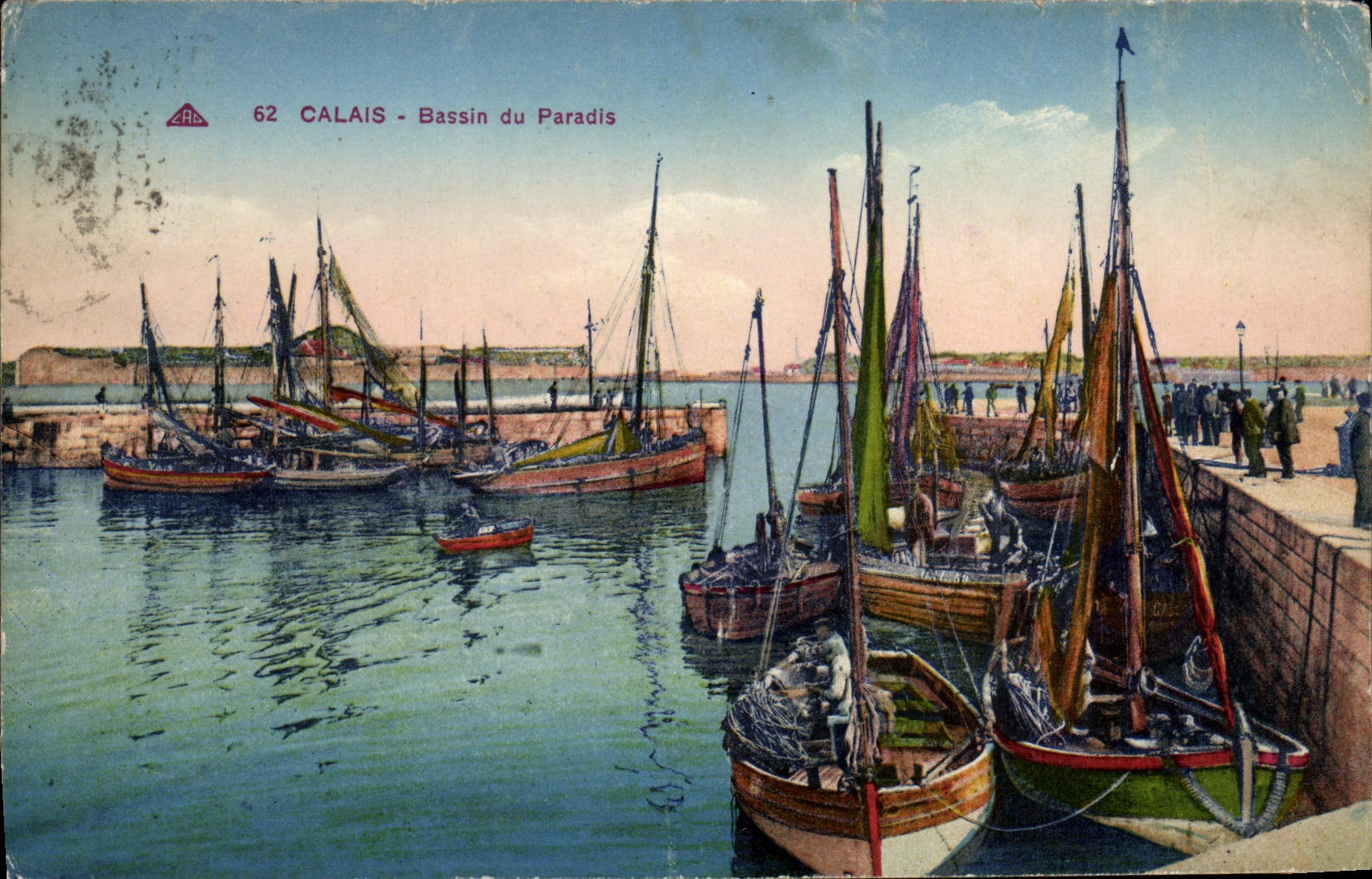CPA Calais Bassin du Paradis Bateaux