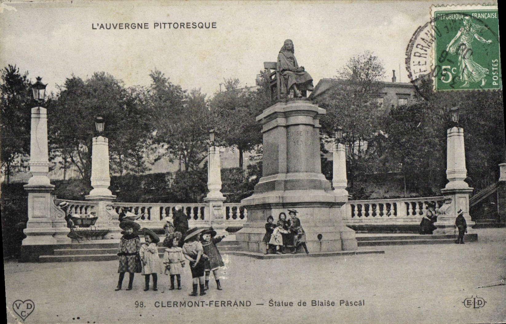 CPA L'Auvergne Pittoresque Clermont Ferrand Statue de Blaise pascal Enfants