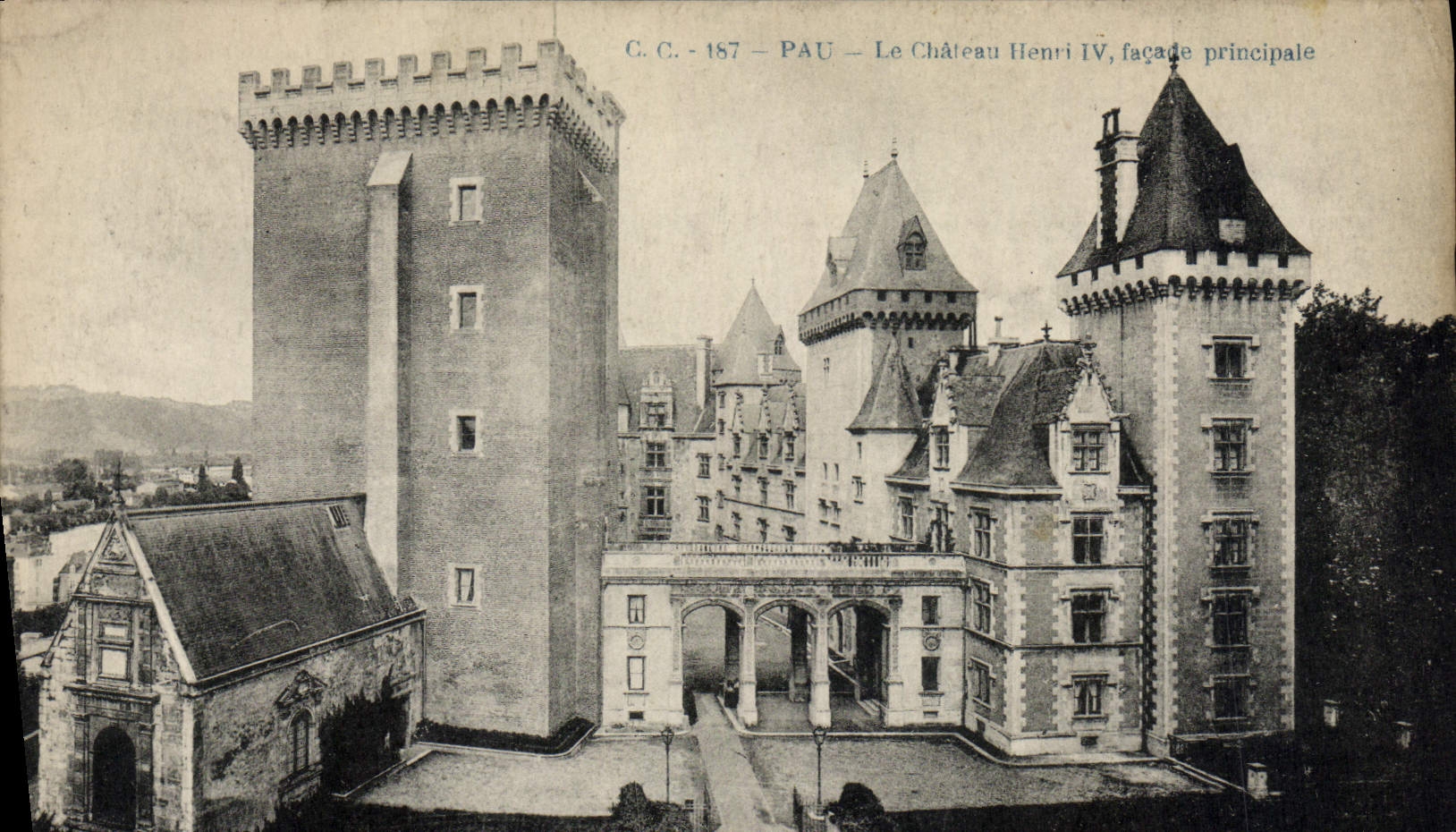 Pau — Le Château Henri IV, façade principale — C.C. 187