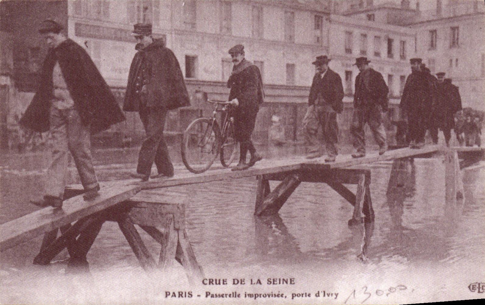 Paris - Crue de la Seine - Passerelle improvisée, porte d'Ivry