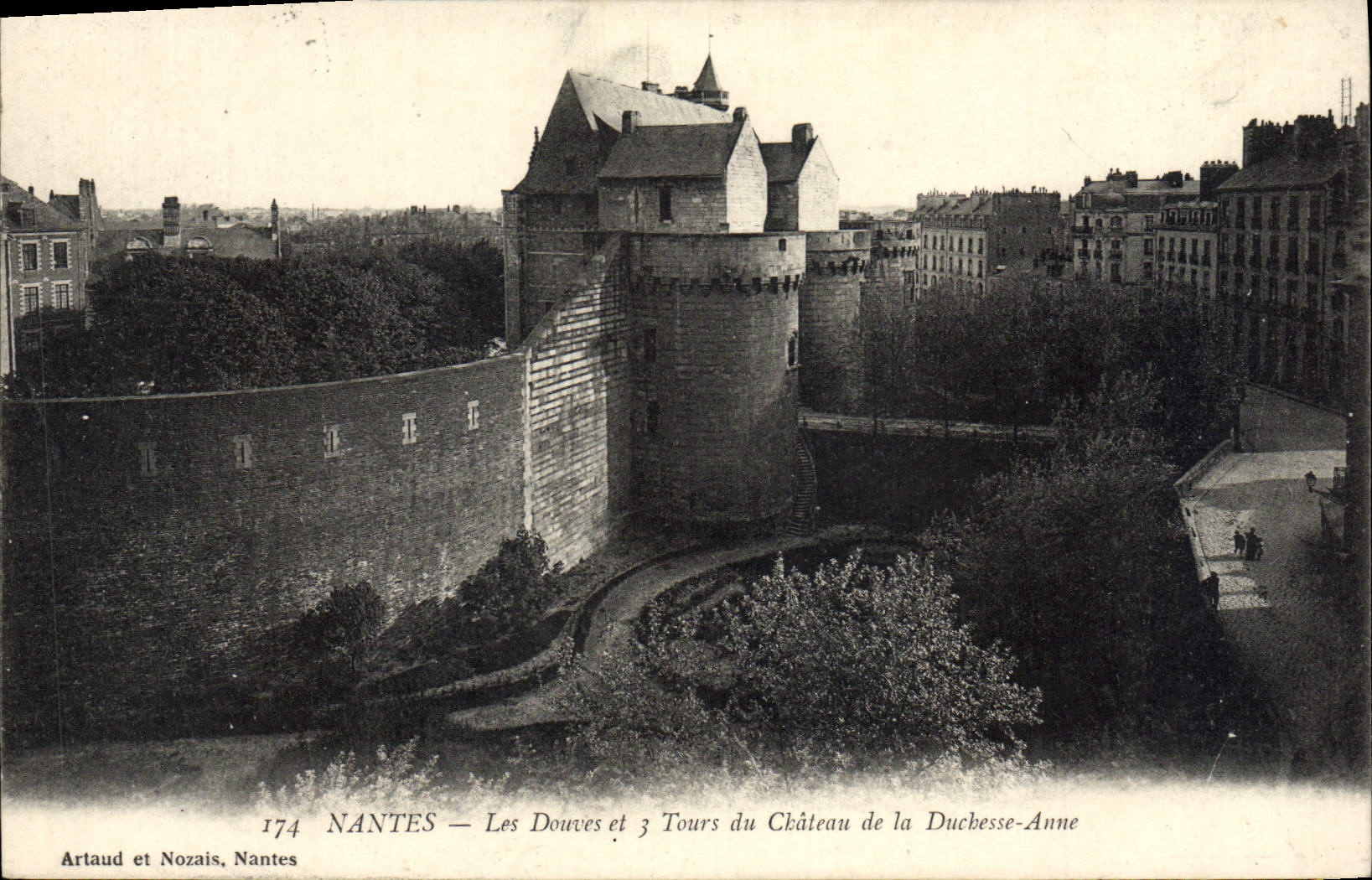 CPA Nantes Les Douves et Tours du Chateau de la Ducbesse Anne
