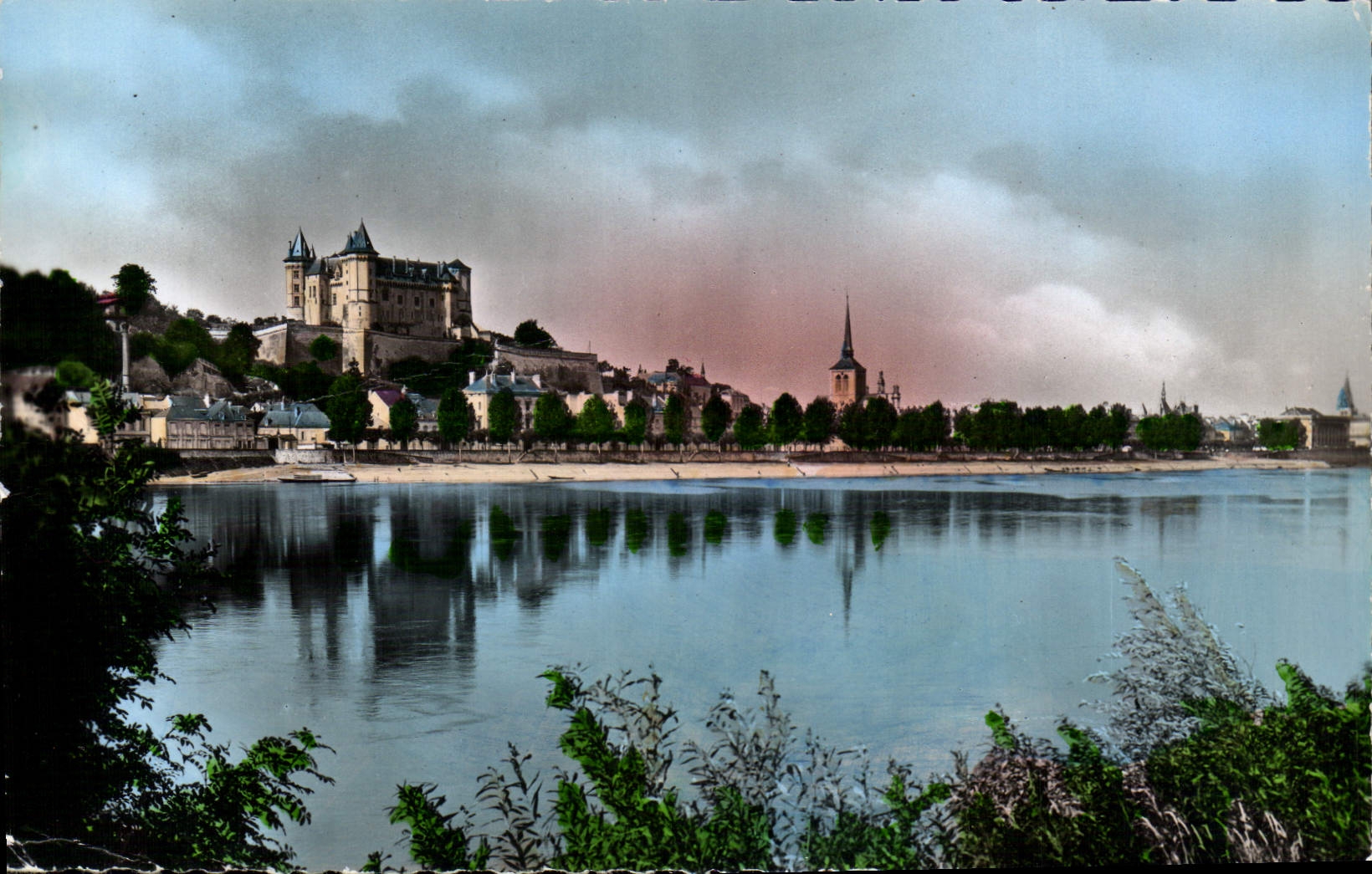 CPM Saumur Vue Vers le Chateau et l'Eglise