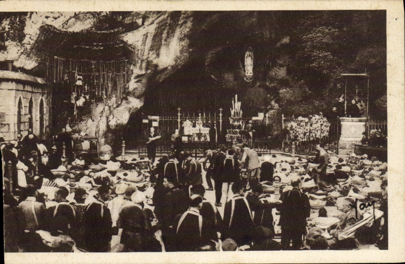 CPA Lourdes Les Malades Devant La Grotte Miraculeuse