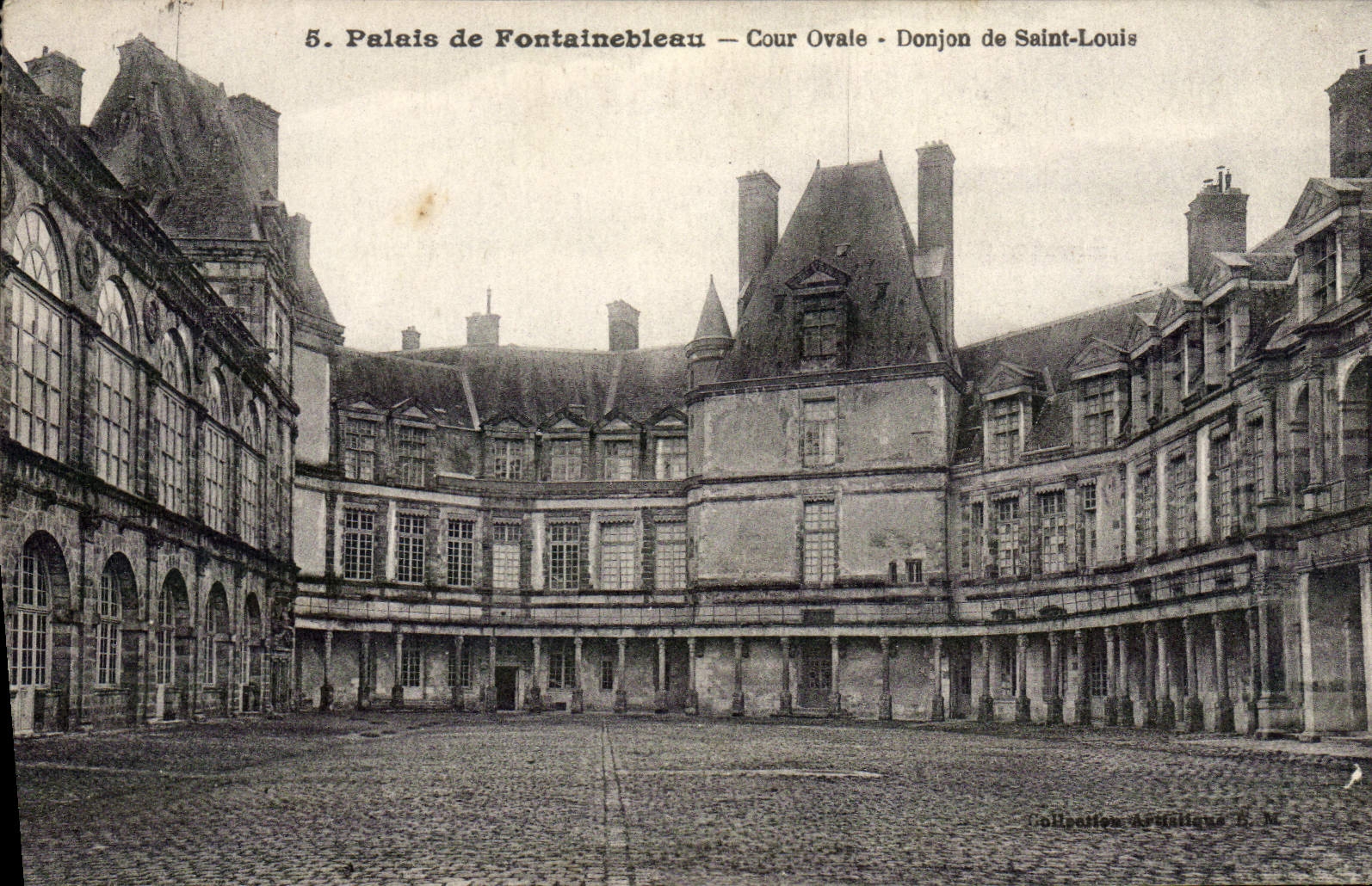 Palais de Fontainebleau — Cour Ovale - Donjon de Saint-Louis — Collection Architave N. 34