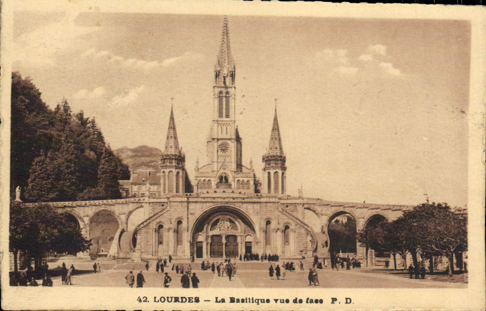 CPA Lourdes La Basilique vue de face