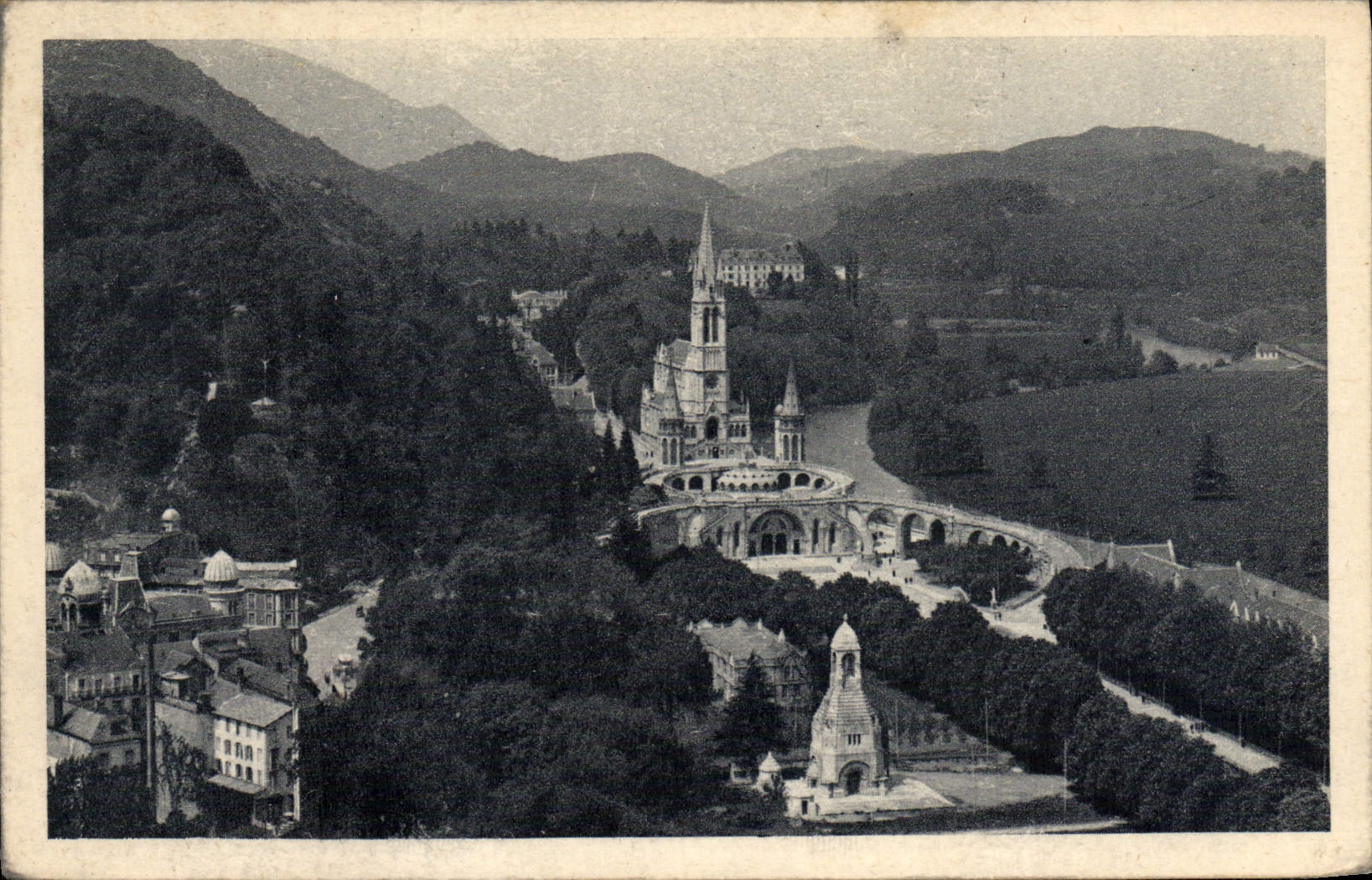 CPA Lourdes La Basilique et le Monument aux Morts vus du Chateau Fort