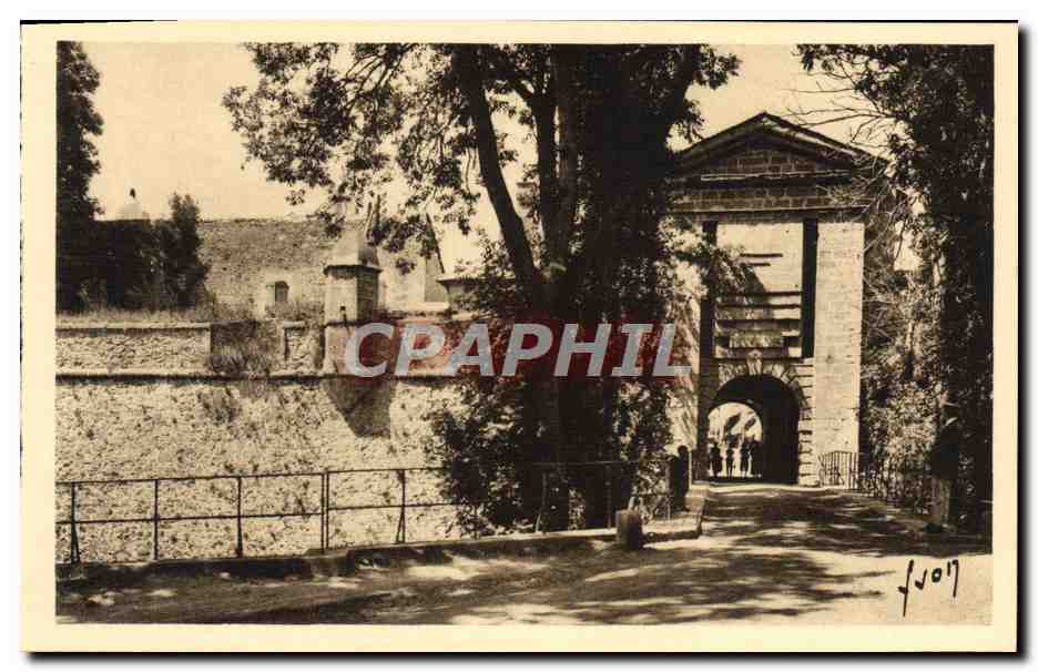 CPA Mont Louis La Porte de France 