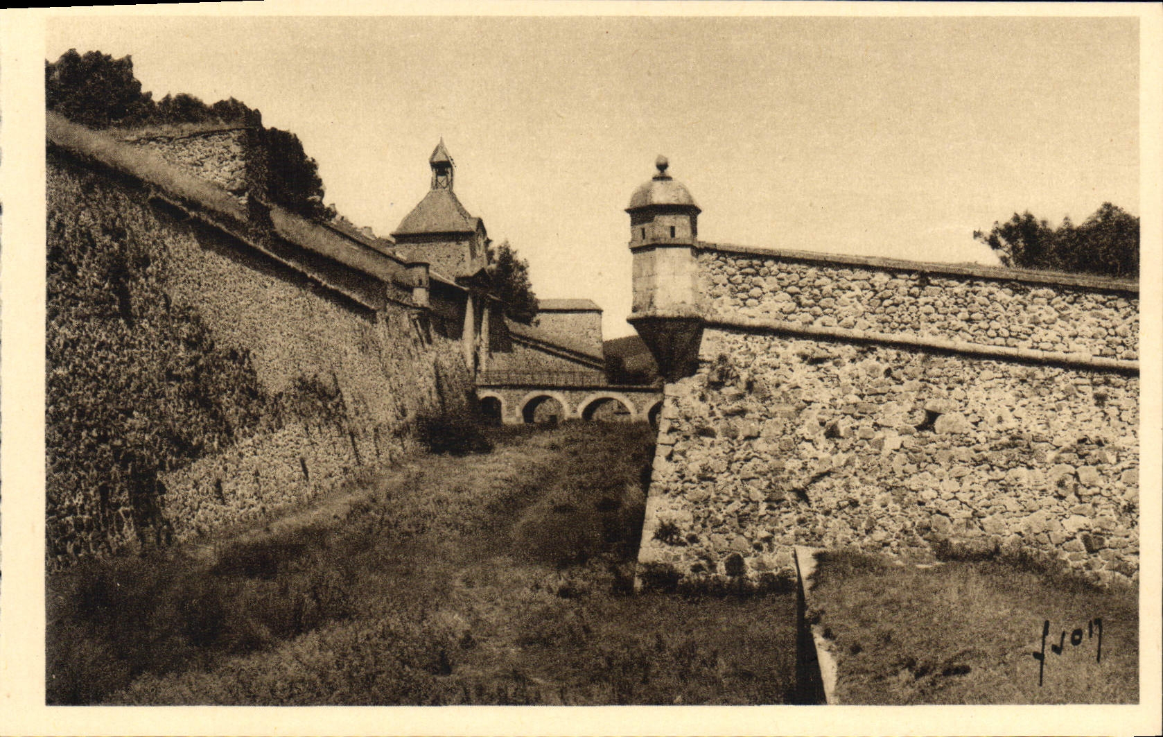 CPA Mont Louis Les fosses et l'entree de la Citadelle 
