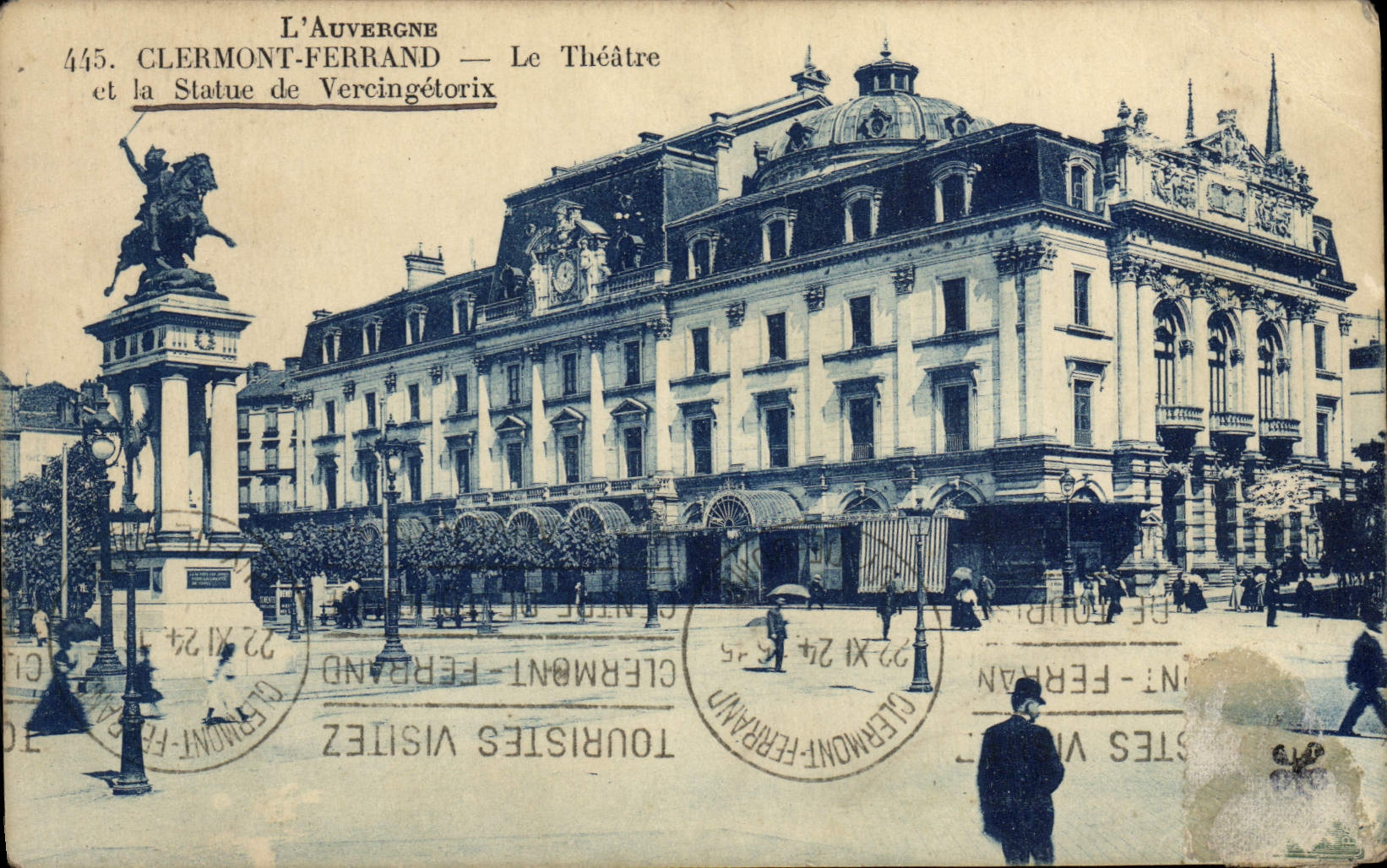 CPA L'Auvergne Clermont Ferrand Le theatre et la statue de Vercingetorix