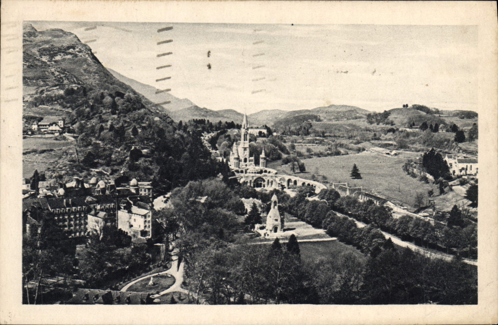 CPA Lourdes La Basilique Et Le Calvaire