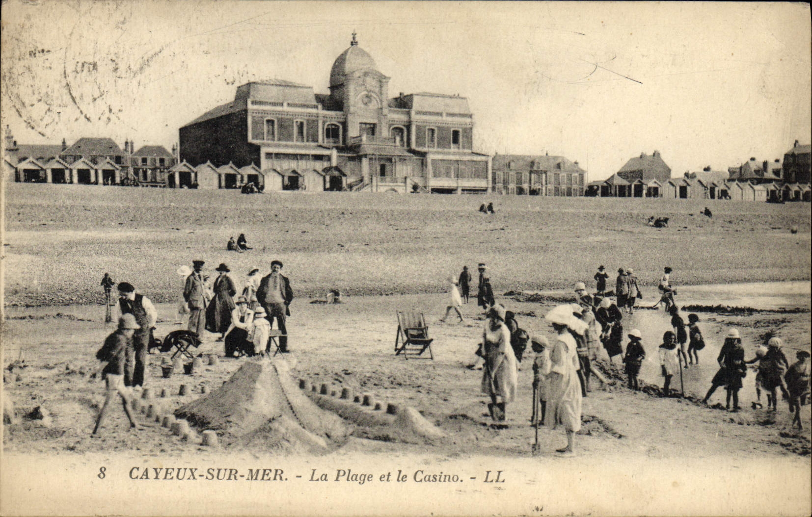 CPA Cayeux Sur Mer La Plage Et Le Casino Chateaux de sable Enfants