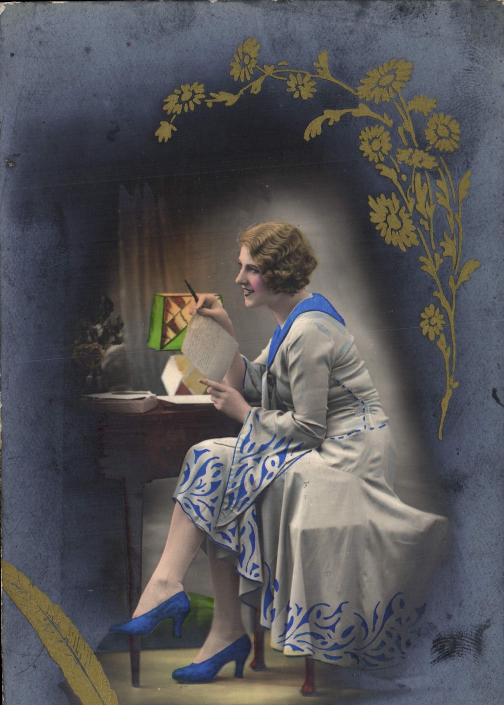 Femme assise à écrire — décor floral doré — éditeur anonyme