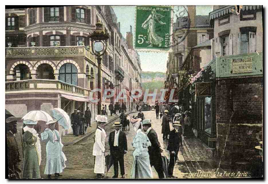 CPA Trouville La Rue De Paris