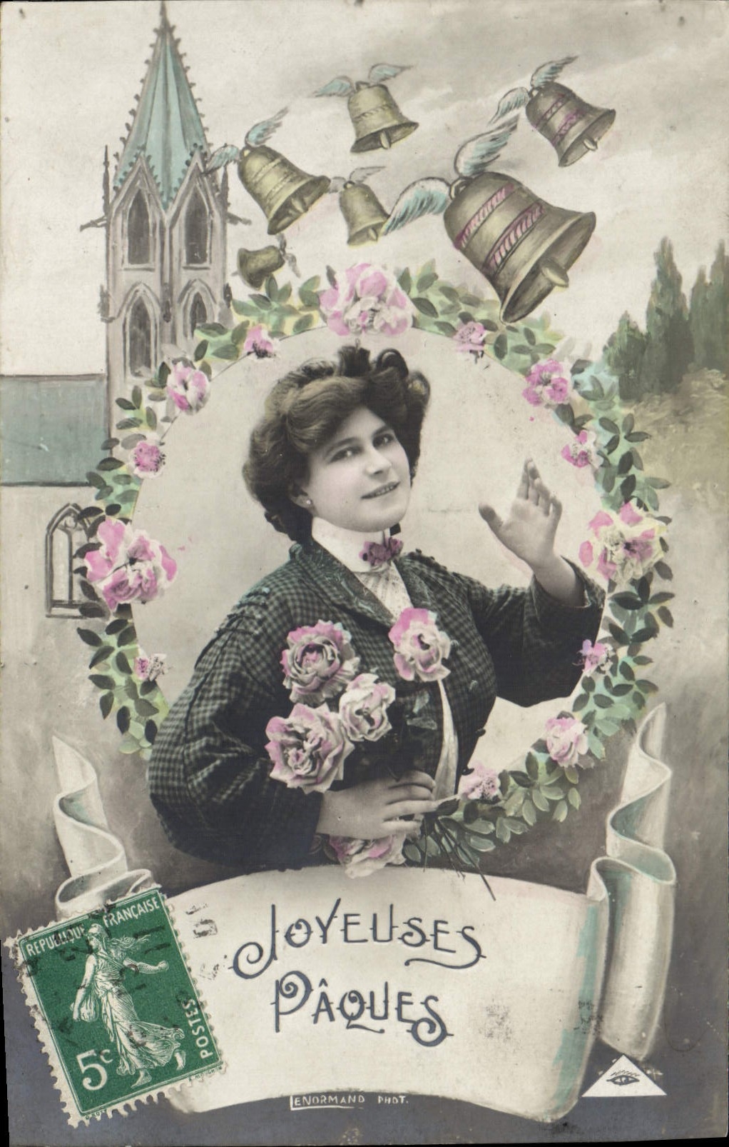 Mujer con rosas y campanas — Felices Pascuas — Enormand Phot.