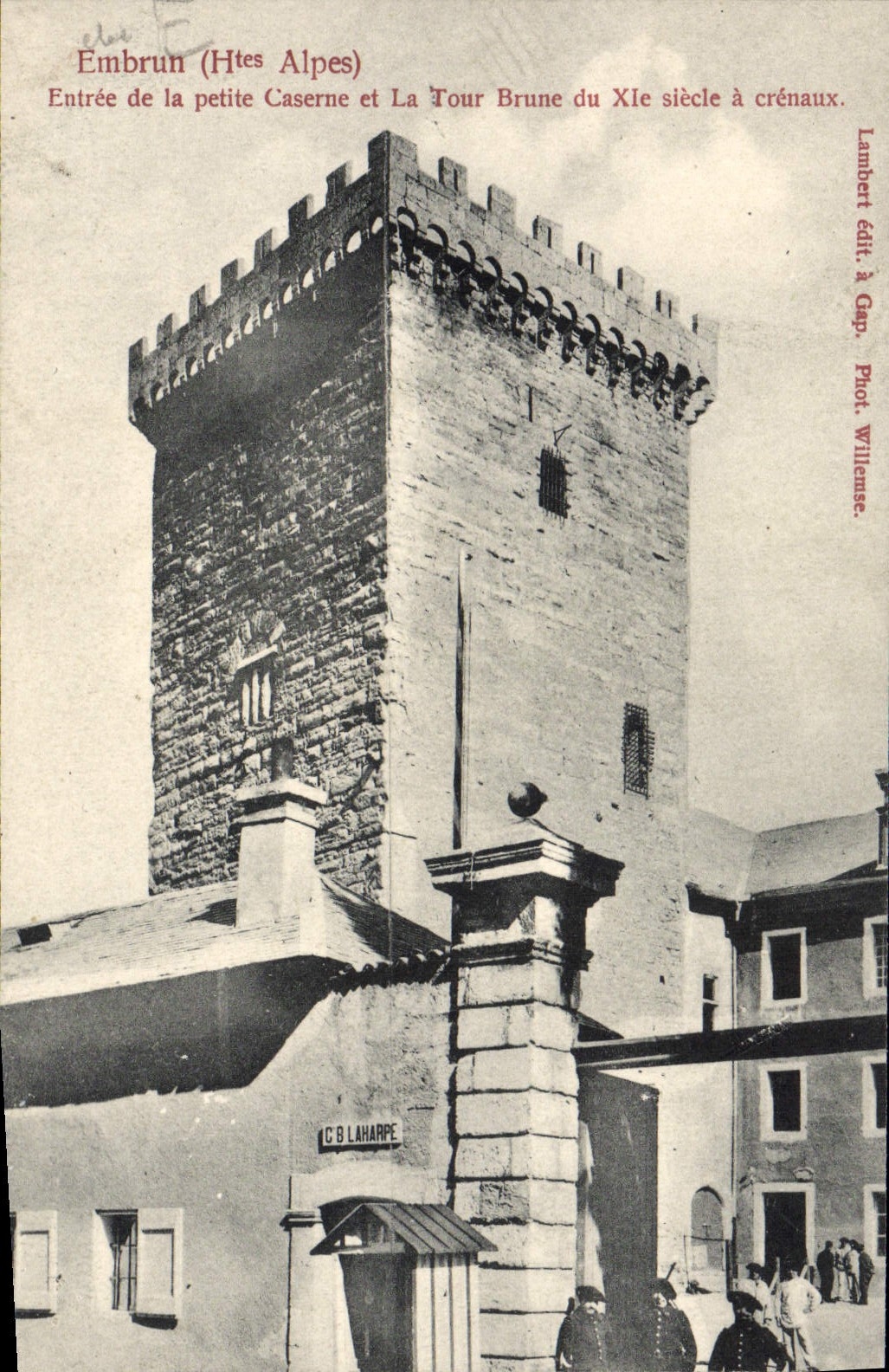 Embrun (Htes Alpes) — Entrée de la petite Caserne et La Tour Brune du XIXe siècle à crénaux — Lambert édit. à Gap. Phot. Willemse.
