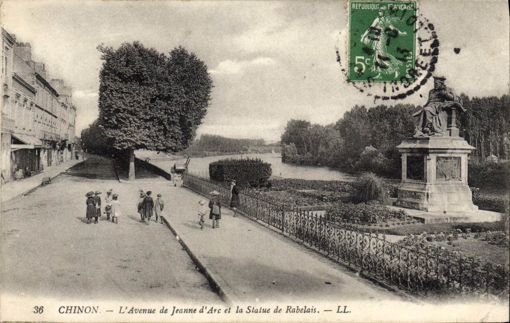 CPA Chinon L'Avenue De Jeanne d'Arc et la statue de Rabelais