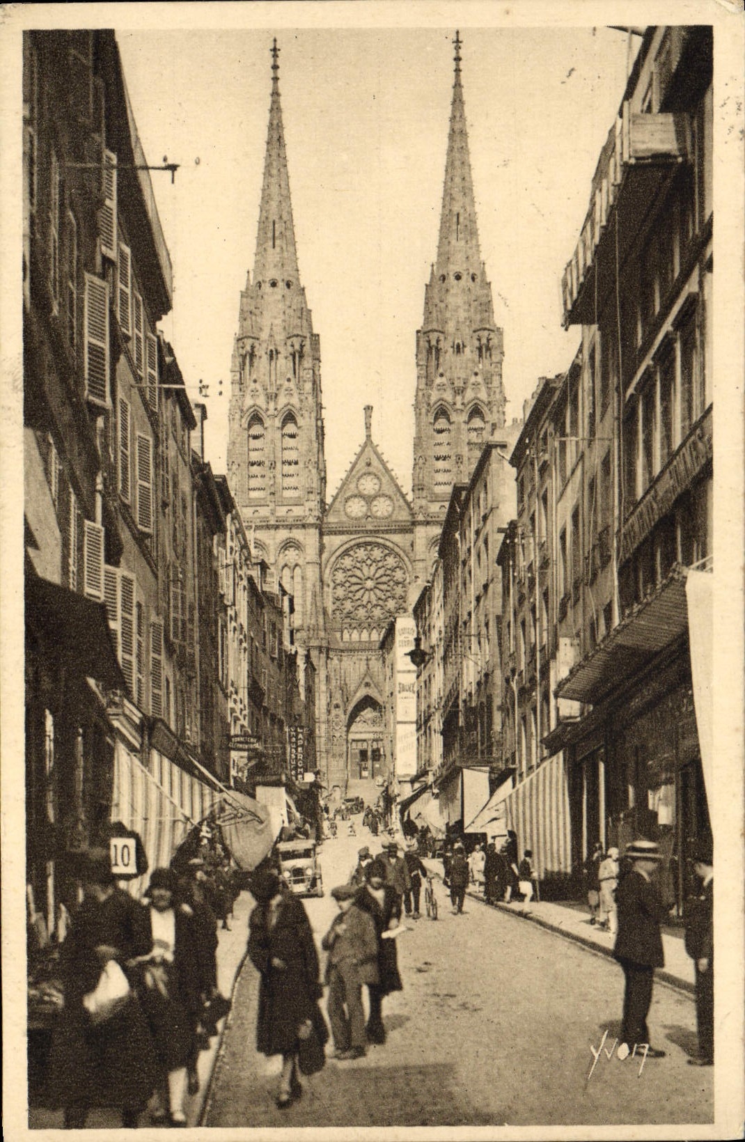 CPA Clermont Ferrand La Cathedrale Vue De La Rue Des Gras