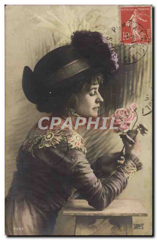Femme en chapeau à plumes — tenant des roses — éditée par la Société de Photographie de Paris, n° 7058