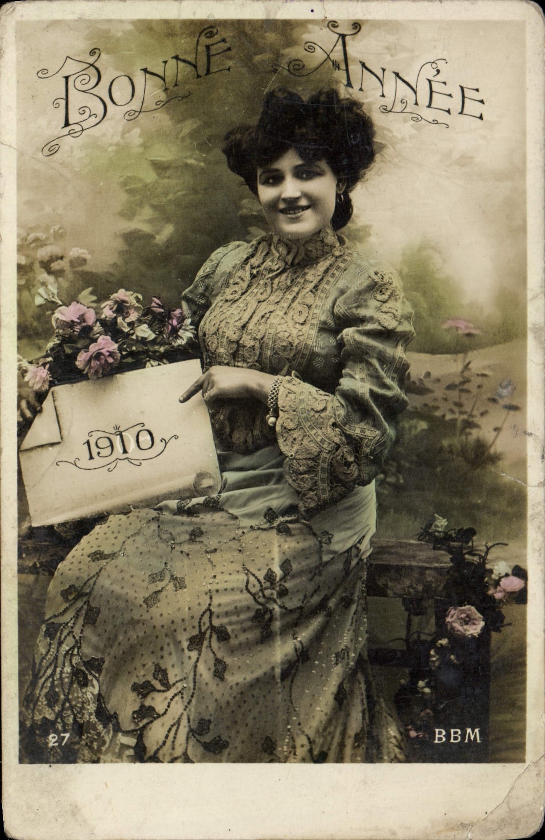 Femme en robe ornée — Bonne Année 1910 — BBM n°27