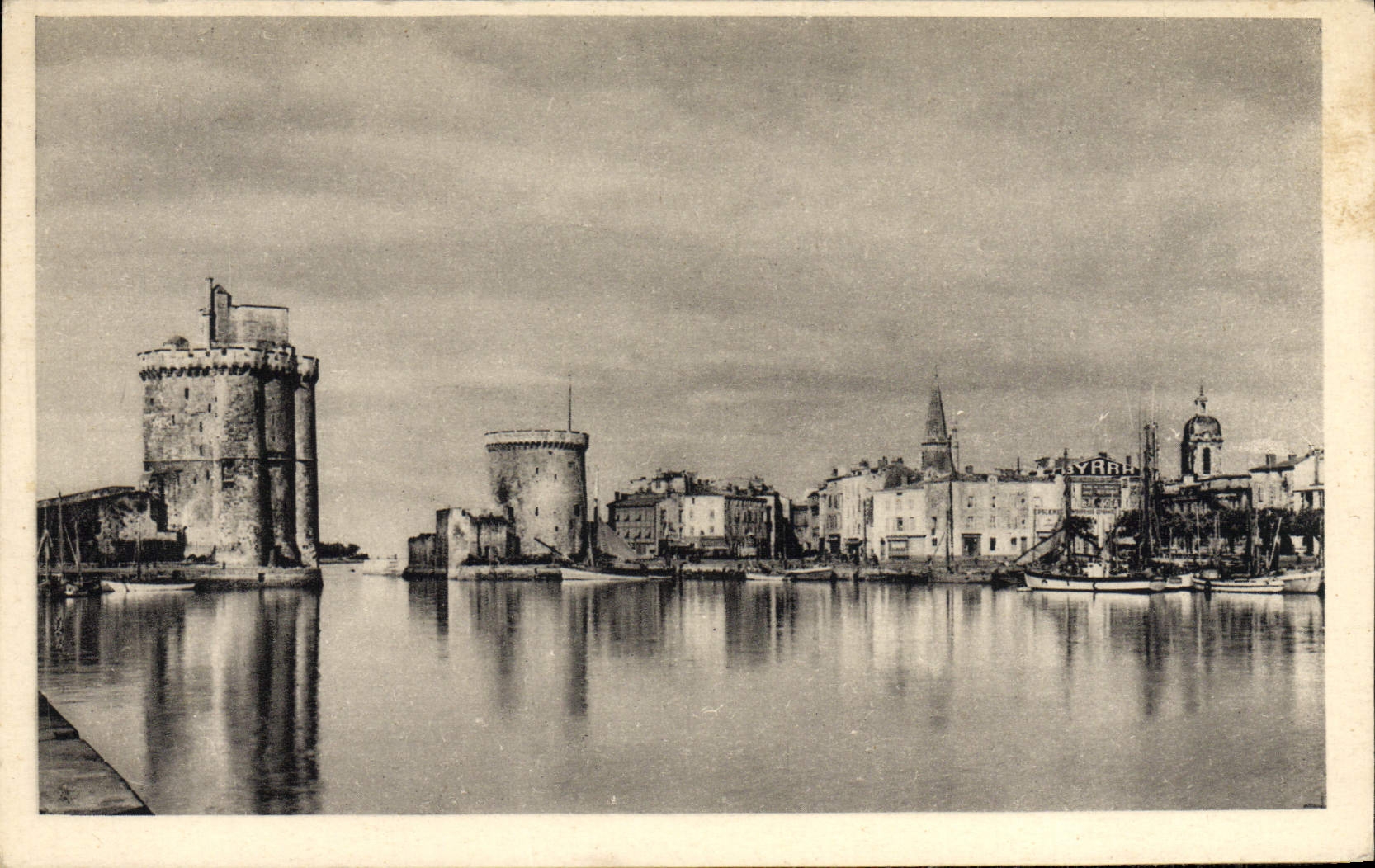 CPA La Rochelle La Tour Saint Nicolas et la Tour de la Chaine 