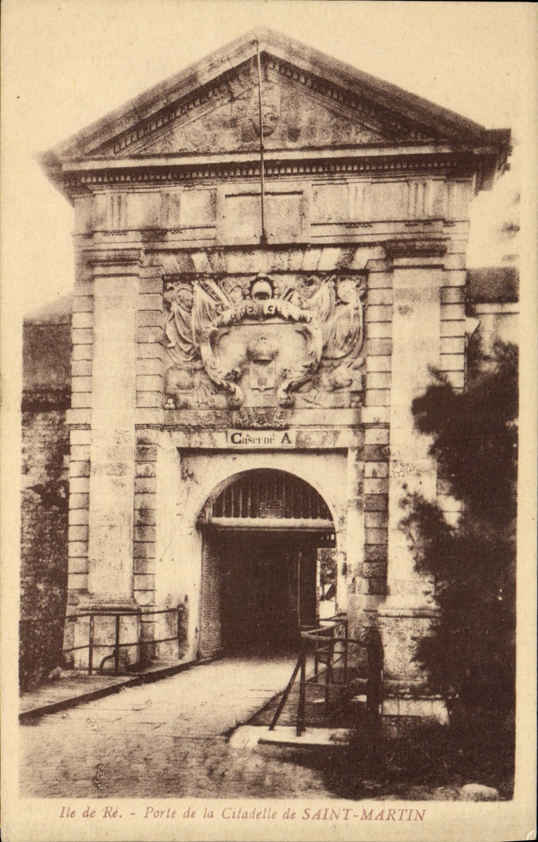 CPA lle de Re Porte de la Cathedrale de Saint Martin