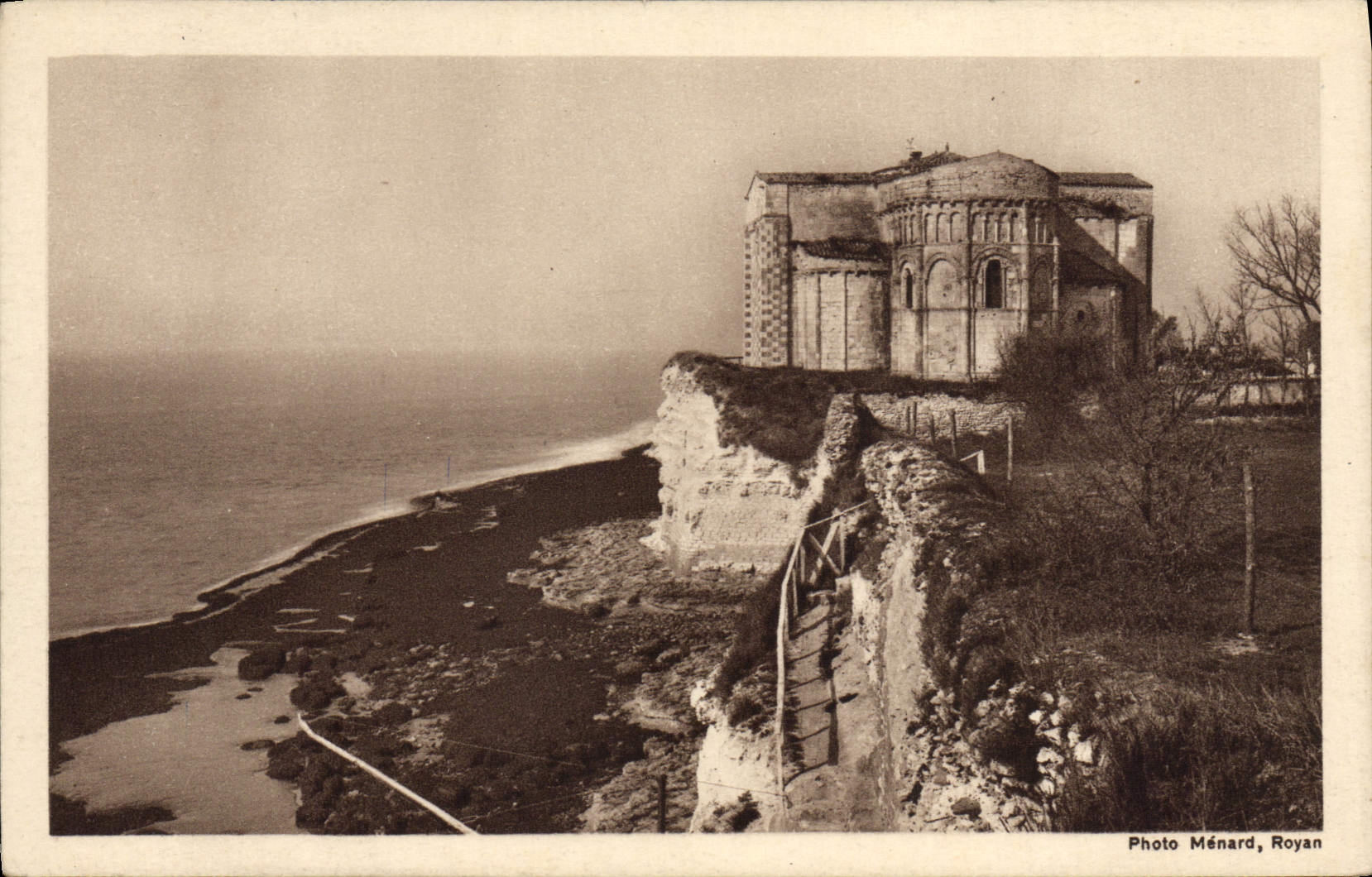 Talmont, près Royan — Église du XIIe siècle, abside et remparts — Photo Ménard, Royan