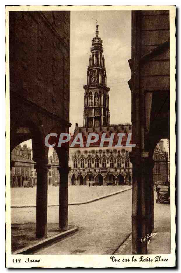 CPA Arras Vue sur la Petite Place 