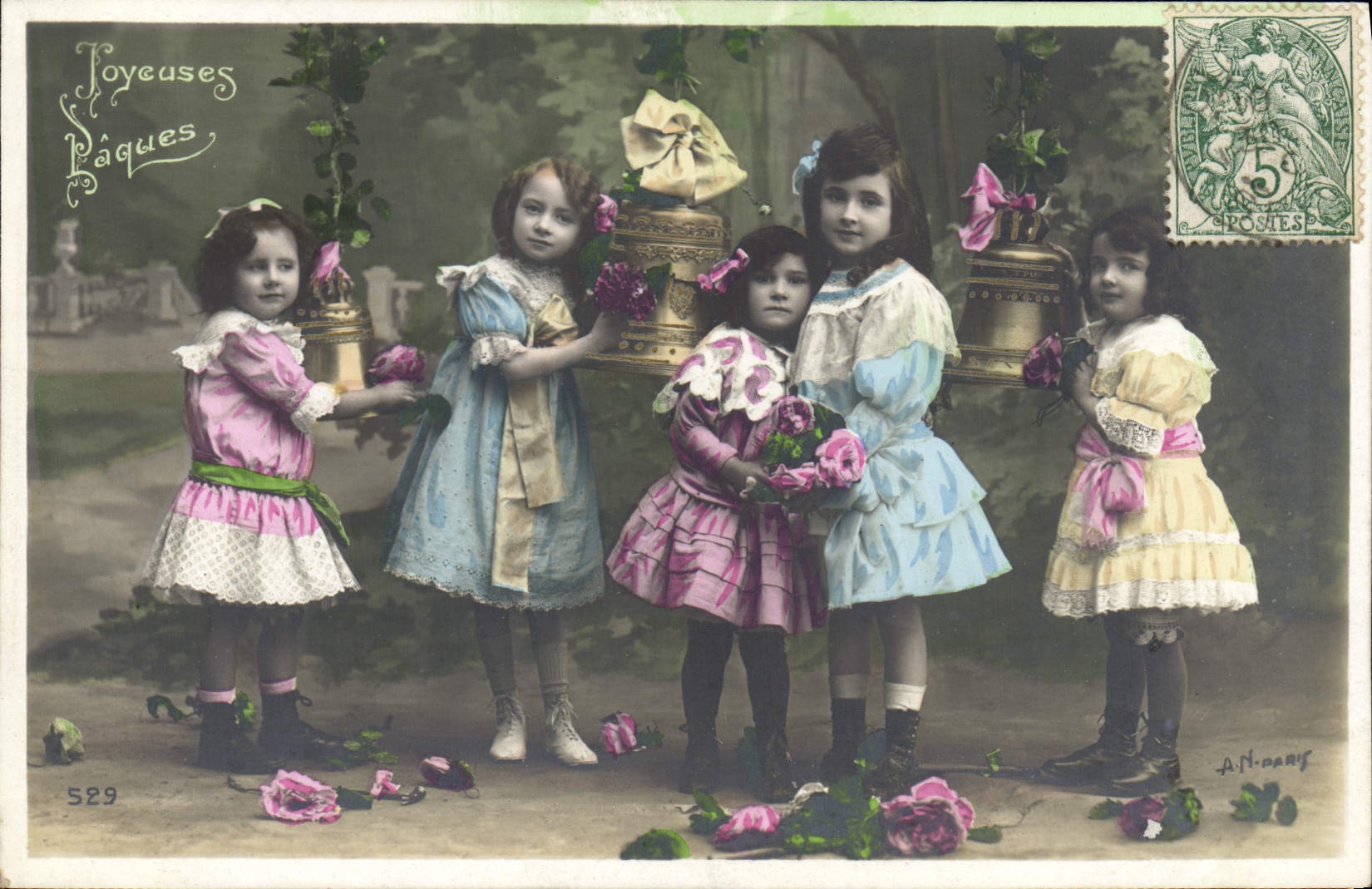 CPA Fantaisie Enfants Joyeuses Paques Cloches 