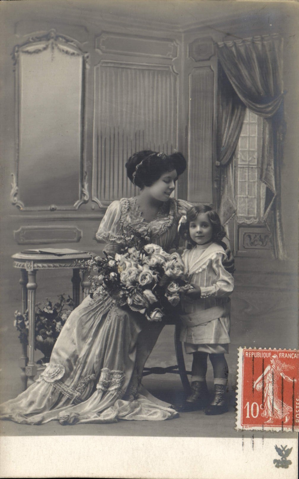 Femme et enfant — intérieur décoré — éditeur inconnu