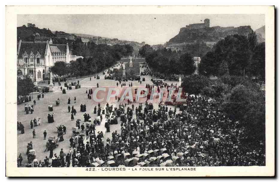 CPA Lourdes La Foule Sur L'Esplanade 