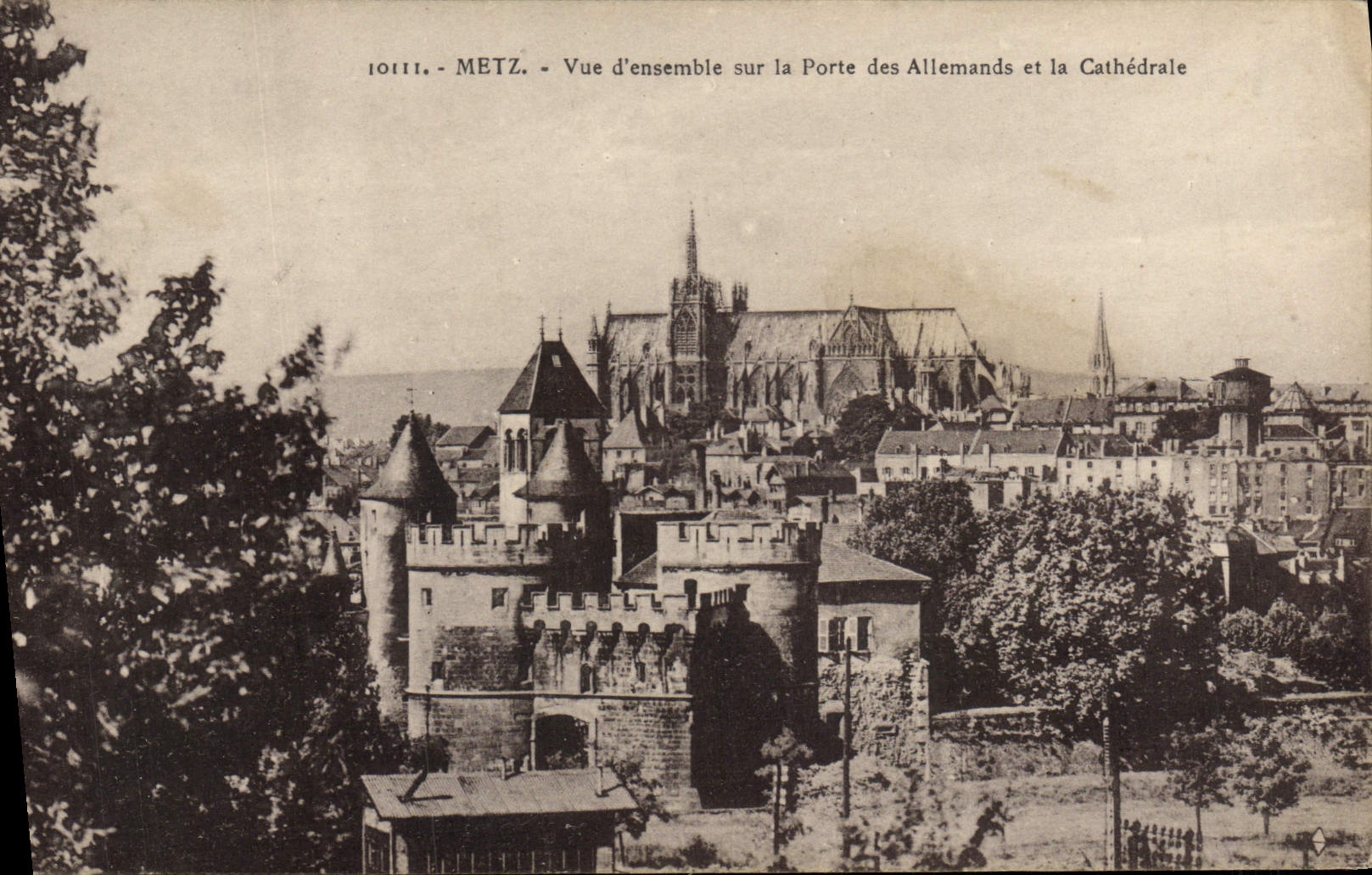 Metz — Vue d'ensemble sur la Porte des Allemands et la Cathédrale — éditeur inconnu, n° 10111