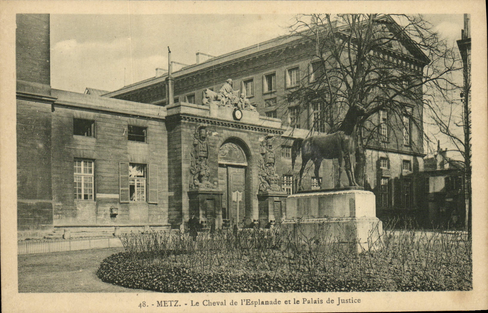 CPA Metz Le Cheval de l'Esplanade et le Palais de Justice
