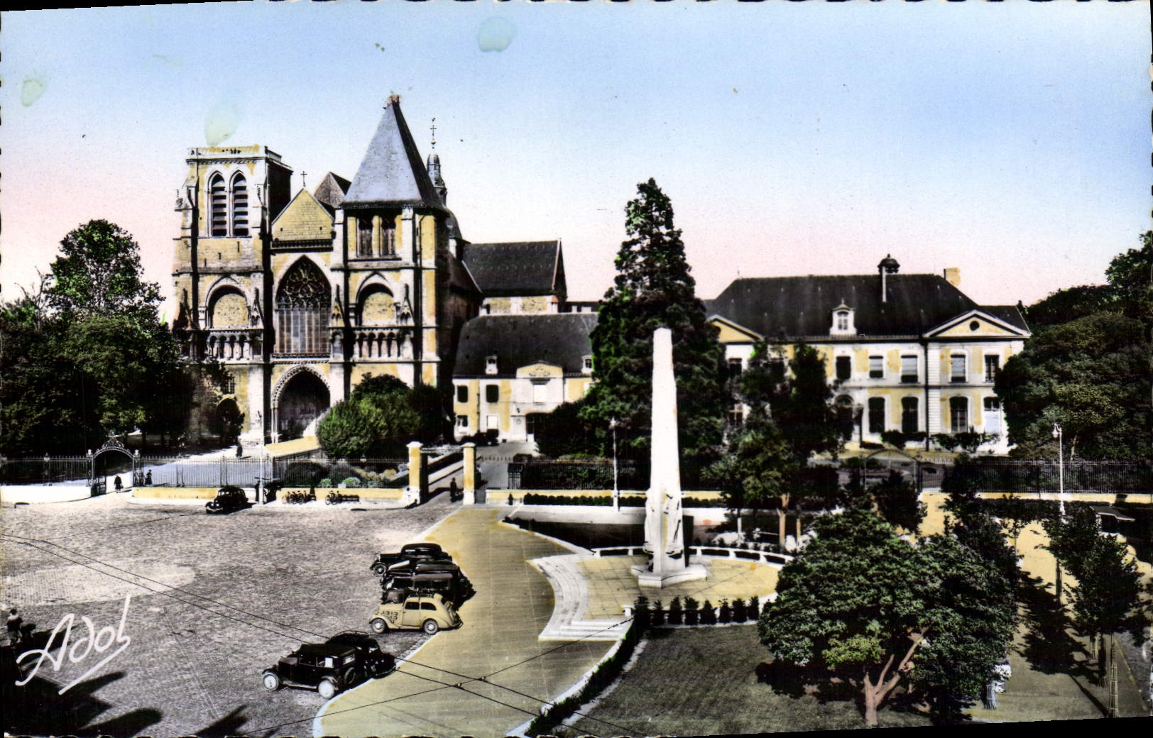 CPM Le Mans L'Eglise Notre Dame de la Couture Prefecture et monument de la liberation