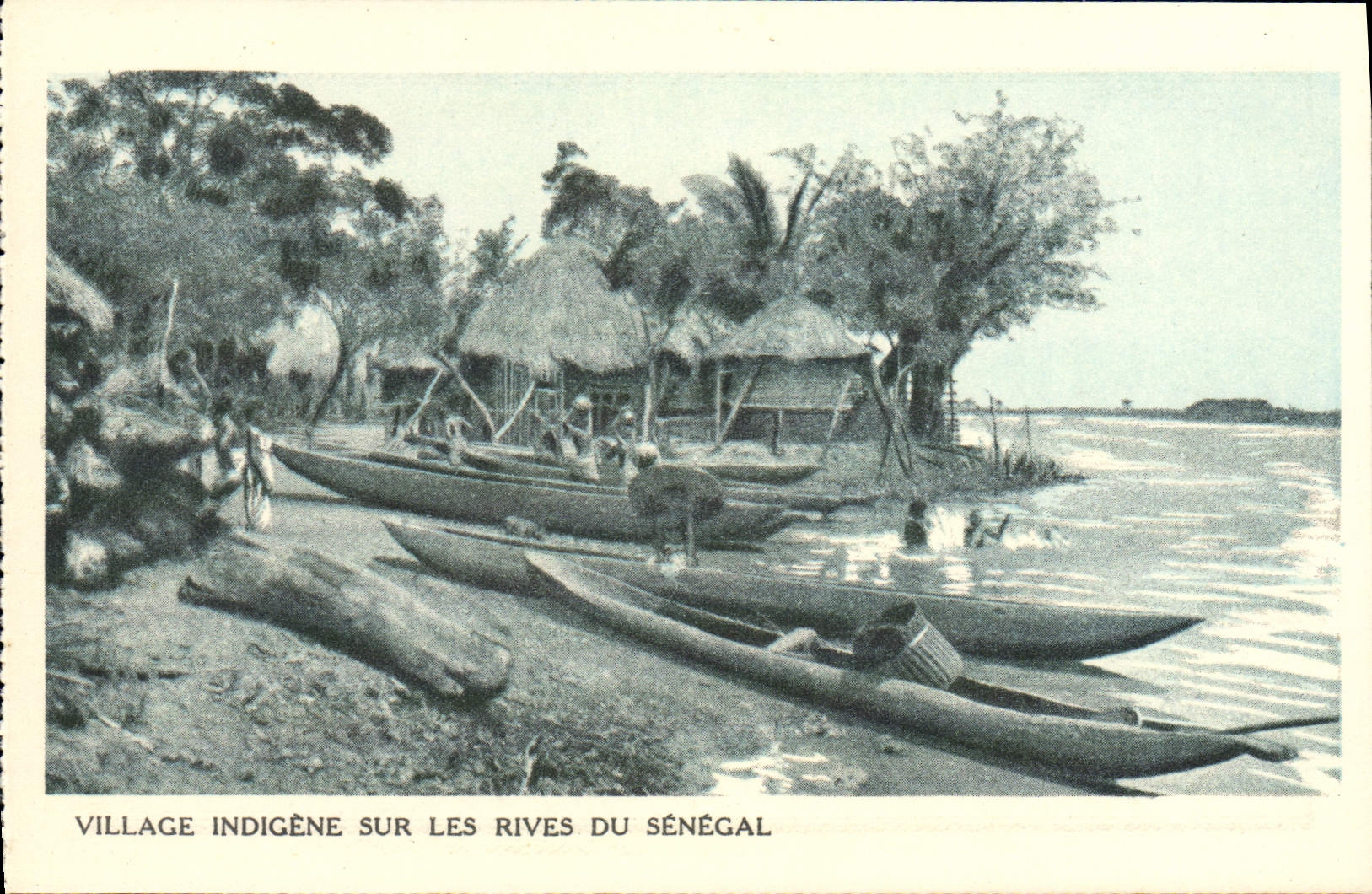 CPA Village Indigene sur les Rives du Senegal Barques