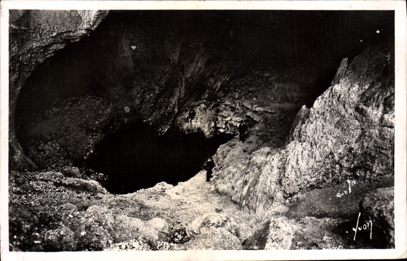 Gouffre de Fontaine de Vaucluse — pendant la période de sécheresse — Les Éditions d'Art, Paris