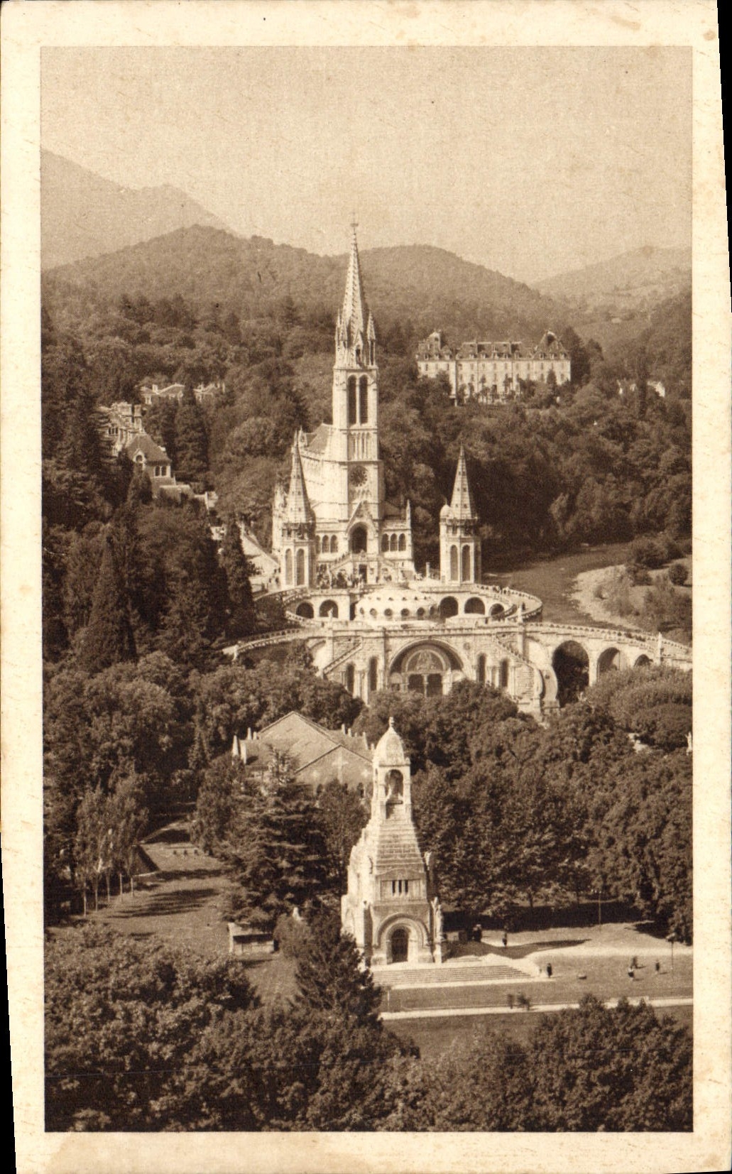 CPA Lourdes Le Monument aux Morts et la Basilique