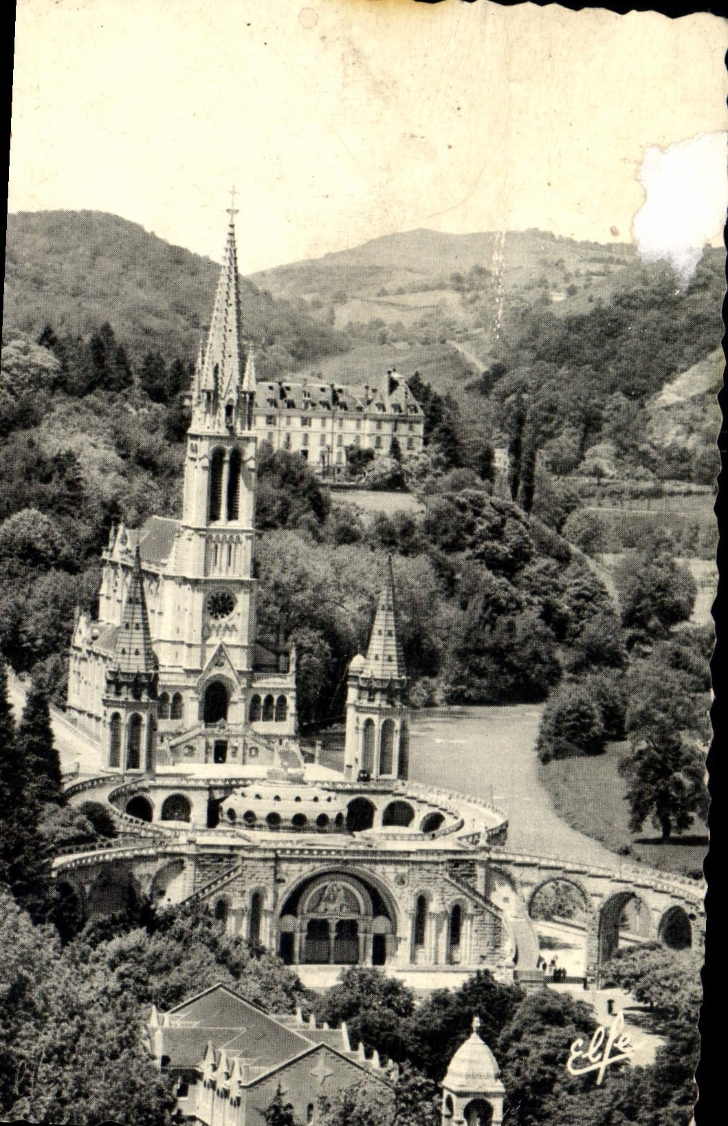 CPA Lourdes Vue Plongeante sur la Basilique