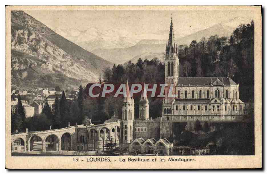 CPA Lourdes La Basilique et les Montagnes