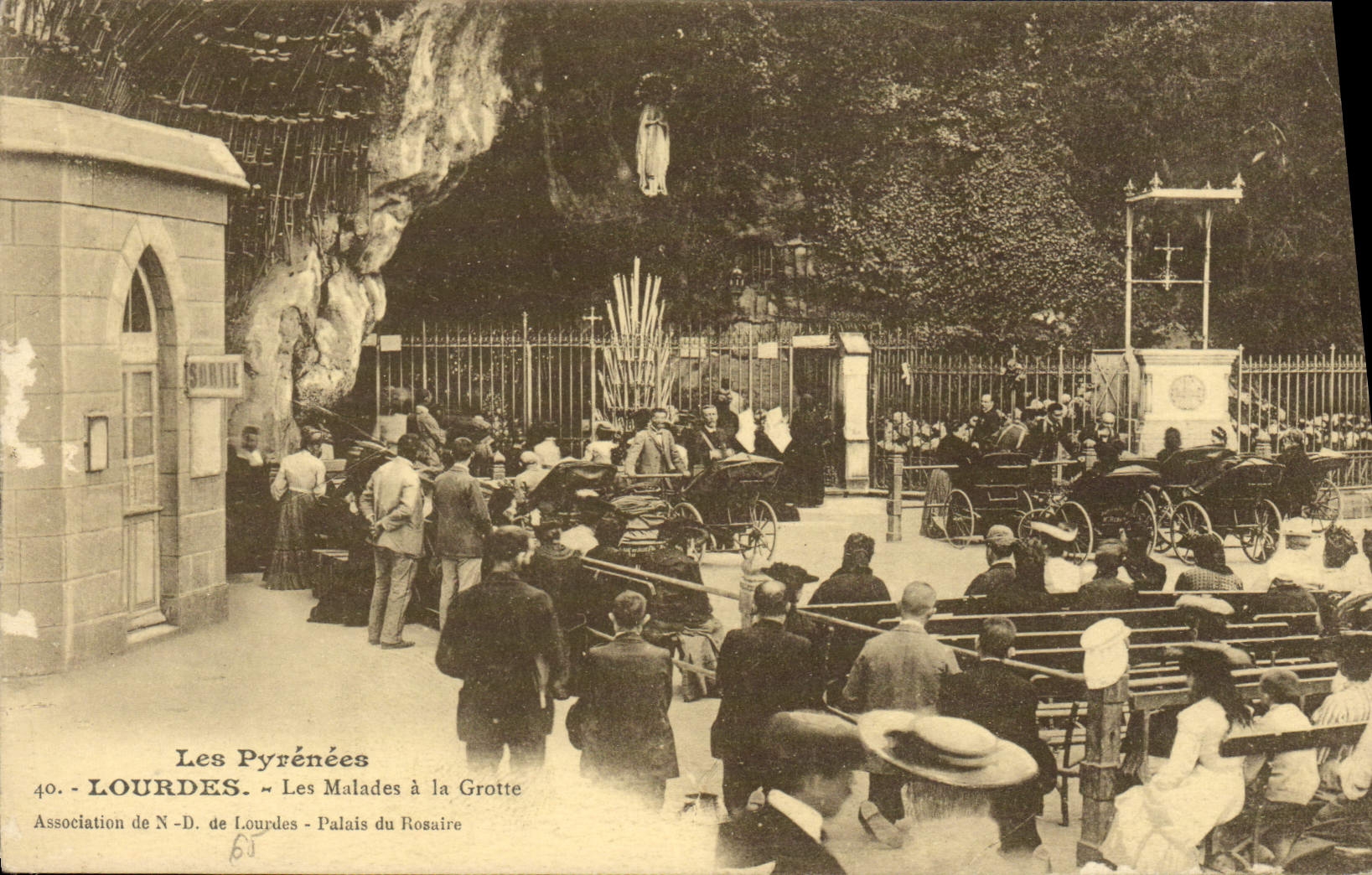 CPA Lourdes Les Malades a la grotte