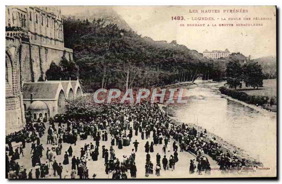CPA Lourdes La foule des pelerins se rendant a la grotte miraculeuse