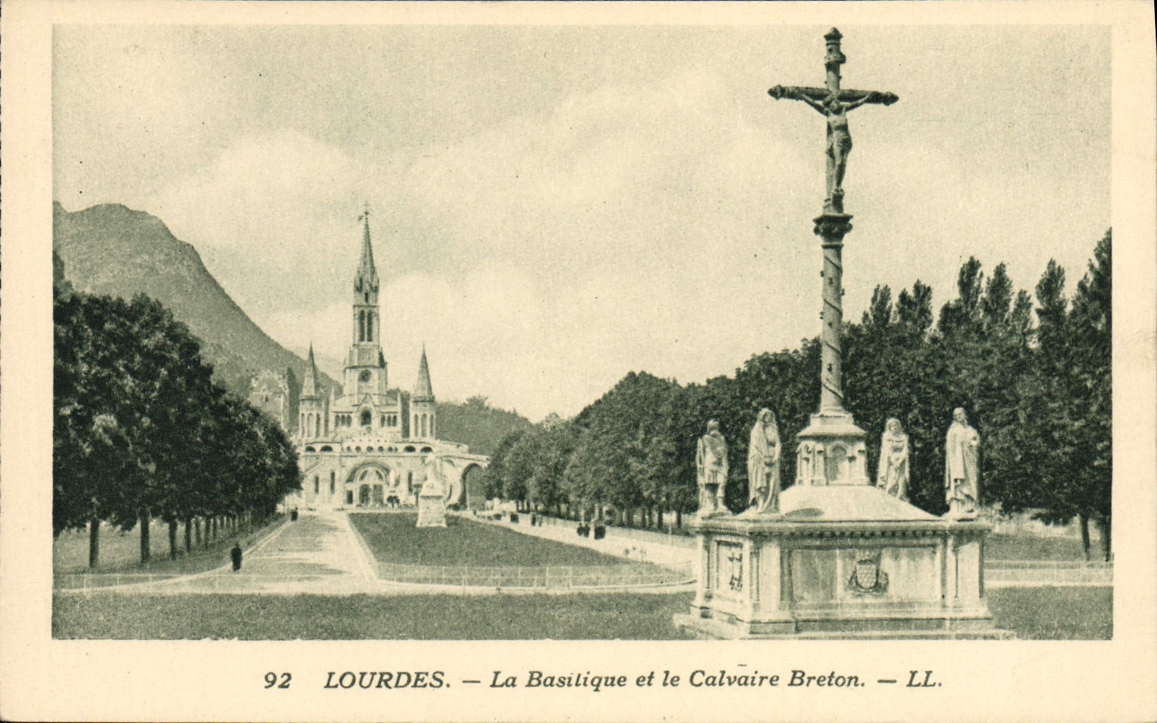 CPA Lourdes La Basilique et le Calvaire Breton