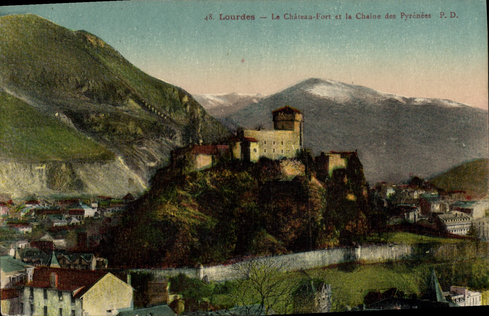 CPA Lourdes Le chateau fort et la chaine des Pyrenees